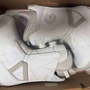 2526 니데커 부츠 265사이즈입니다