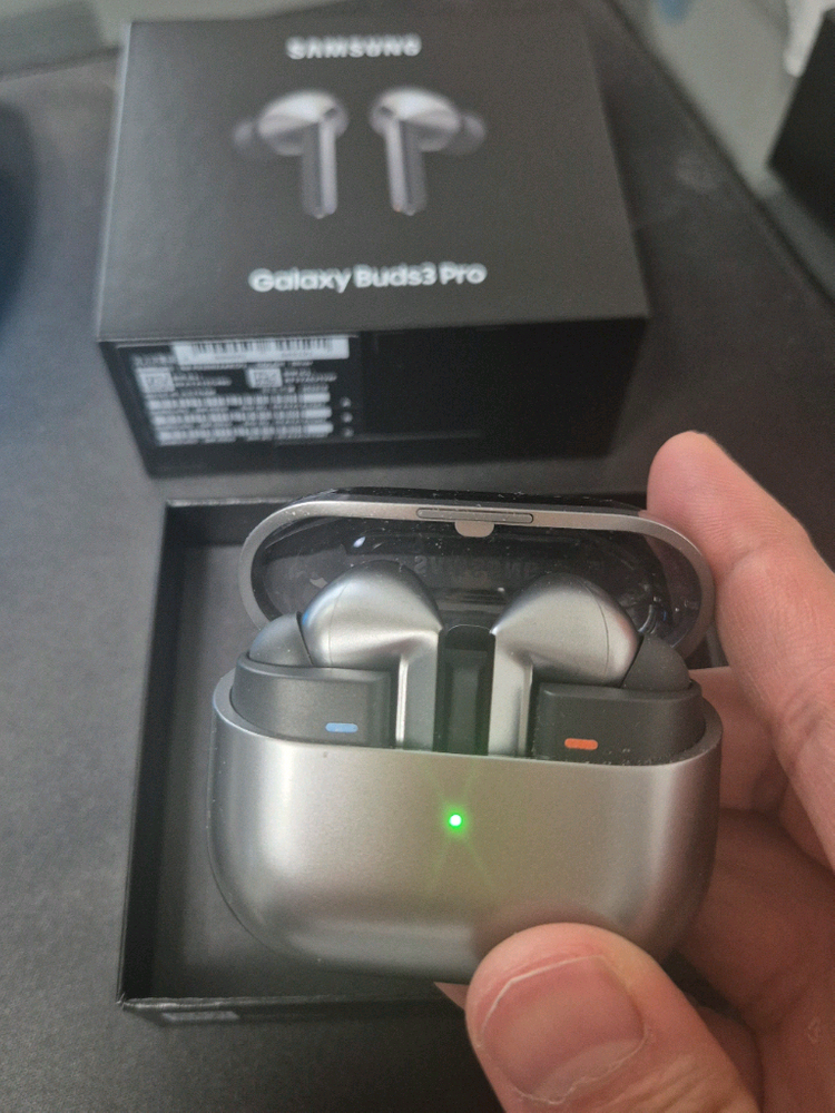 버즈3프로 실버 박스풀박구성 제조년월25년10월--1