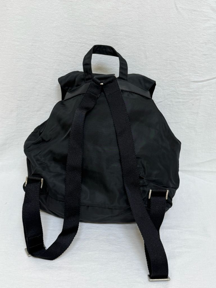 정품 프라다 포코노 나일론 미디움백팩 블랙--6