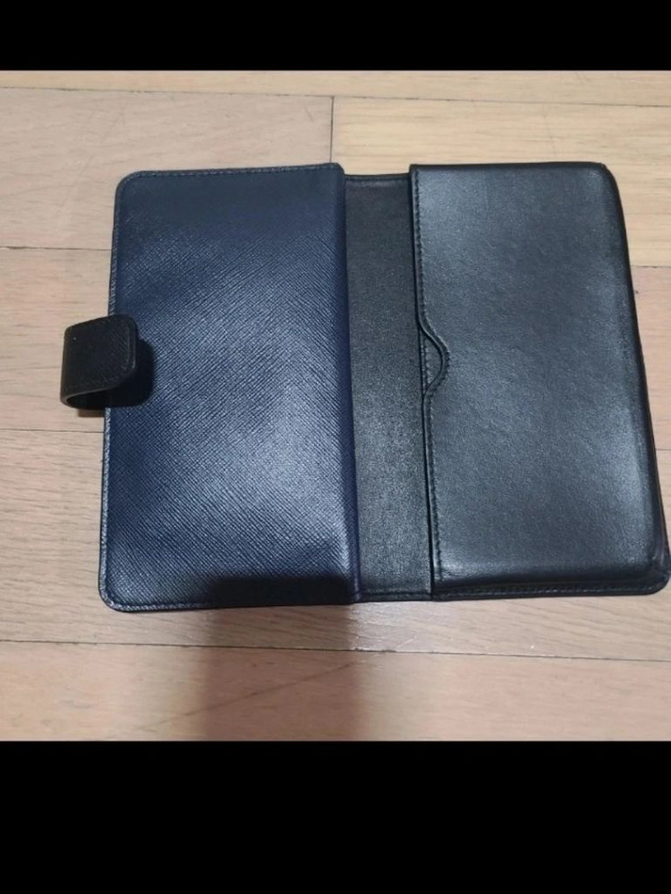 새상품 정품 프라다 블랙 네이비 핸드폰케이스 카드지갑 남여공용--4