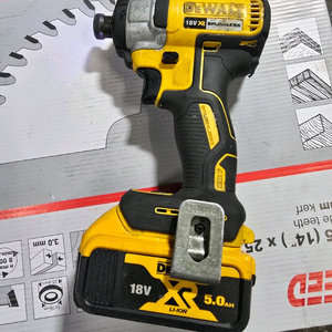 드왈트 충전드릴 밧데리1개 포함