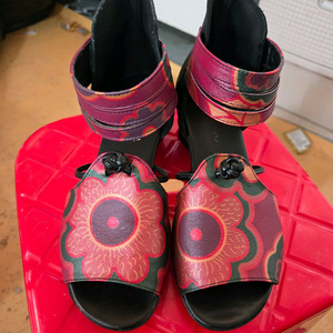 꽃무니 가죽샌들