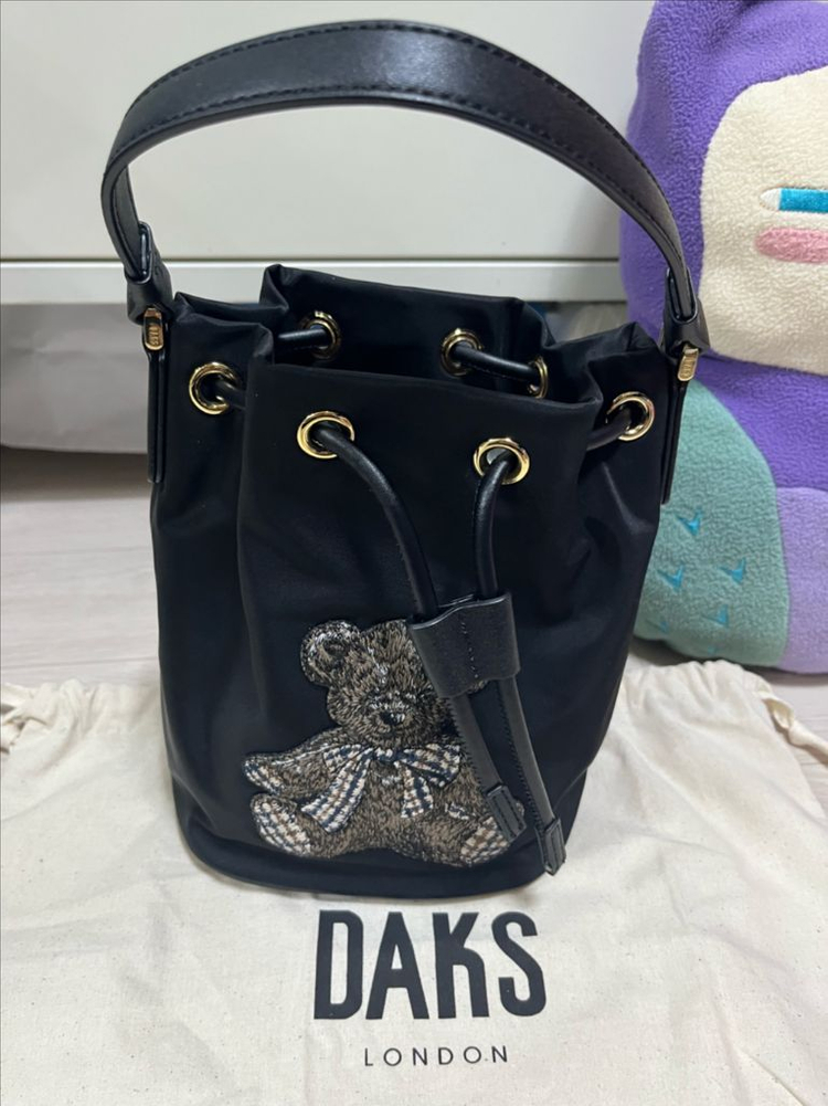 DAKS 닥스 블랙 테디베어 자수 버킷백--1
