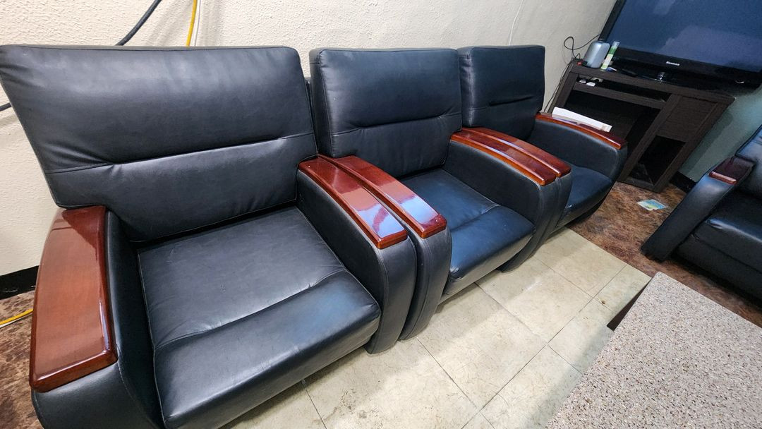 4인용 가죽 소파 세트 이미지