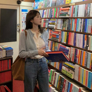 [Avie muah] 아비에무아 아일렛 스웨이드 숄더백(브라운)