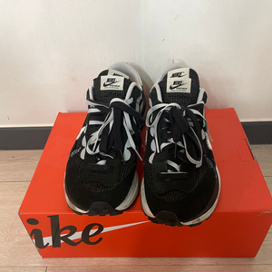 나이키 사카이 베이퍼와플 검흰 255