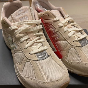 뉴발란스 베이지 스니커즈