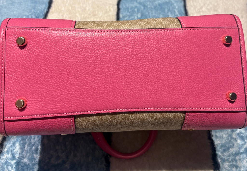 코치 시그니처 핑크 숄더백 (미사용)--2