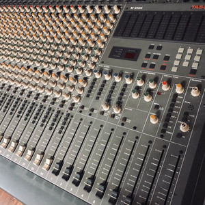 Tascam M-2524 타스캄 믹서