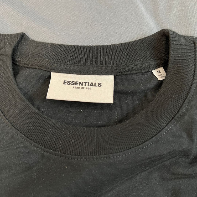 에센셜 백로고 반팔 티셔츠 블랙 M 사이즈 더 코어 컬렉션 스트레치 리모 팝니다. ESSENTIALS 이미지