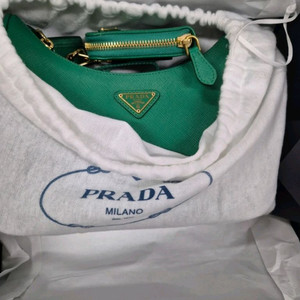 정품. 프라다 리에디션 가죽 숄더백