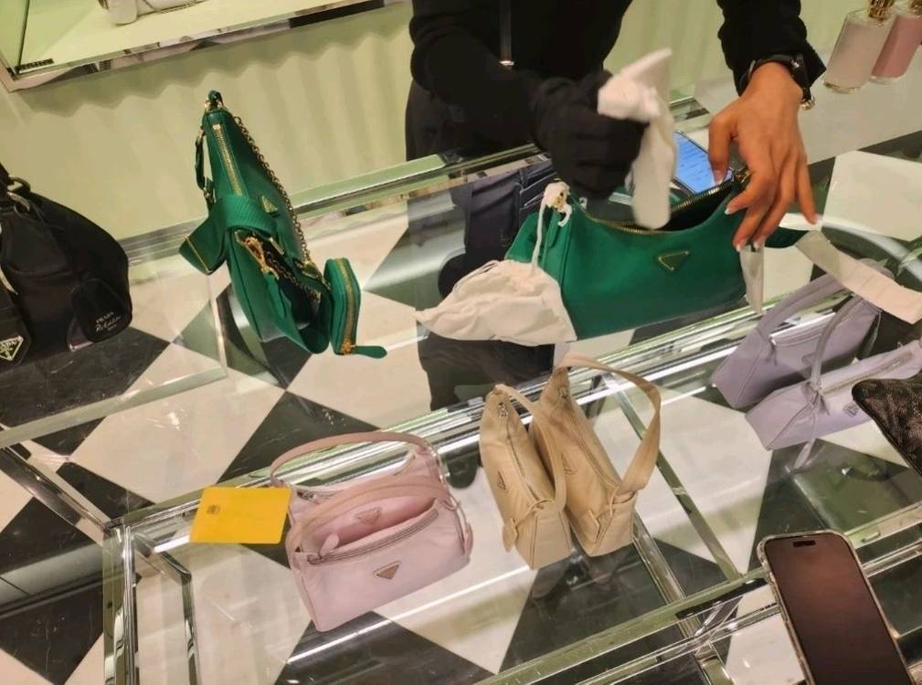 정품. 프라다 리에디션 가죽 숄더백--2