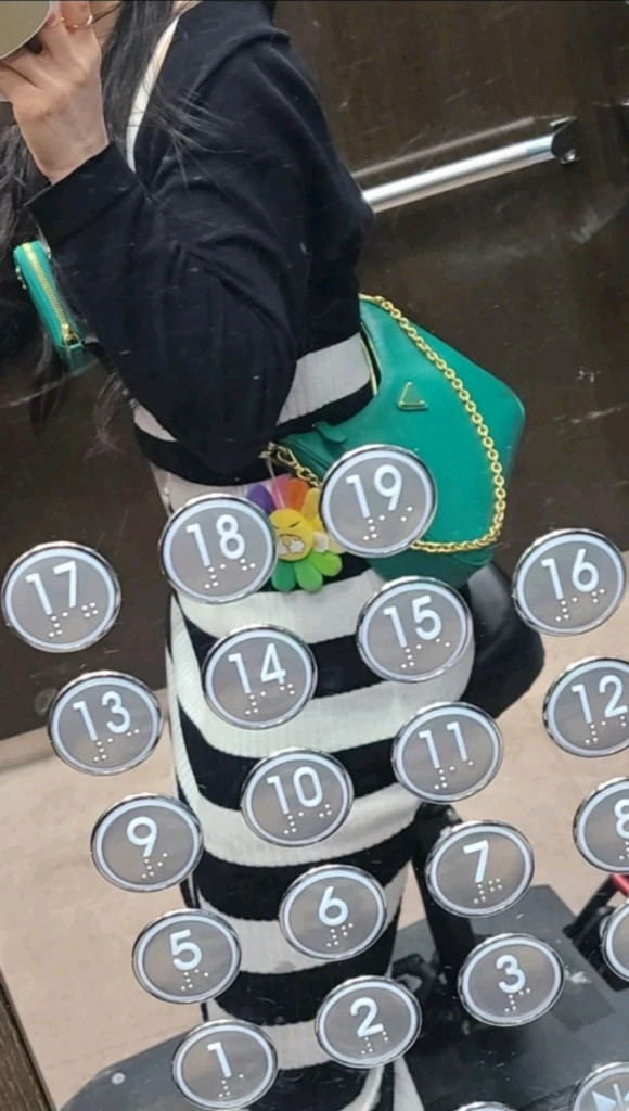 정품. 프라다 리에디션 가죽 숄더백--4