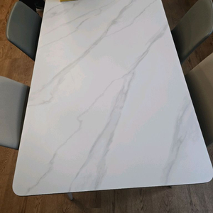 4인테이블 및 의자팝니다.