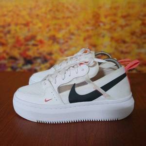 나이키 코트비젼 1 알타 키높이 스니커즈 245