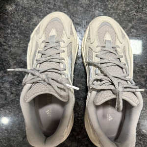 아디다스 이지부스트 700 스태틱 260