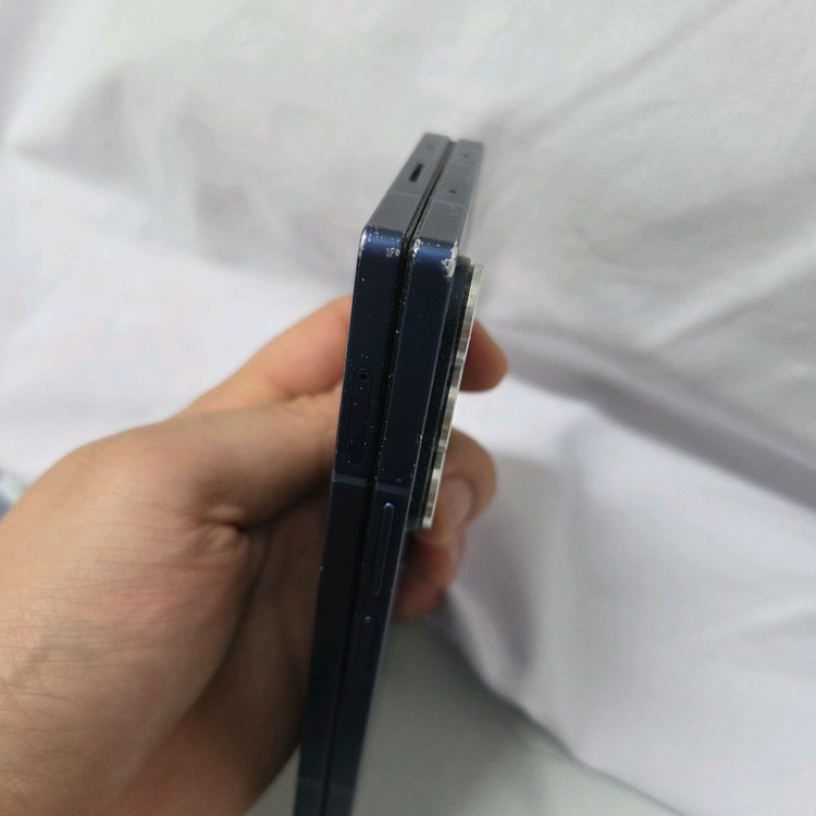 폴더블 스마트폰 256GB 네이비 이미지