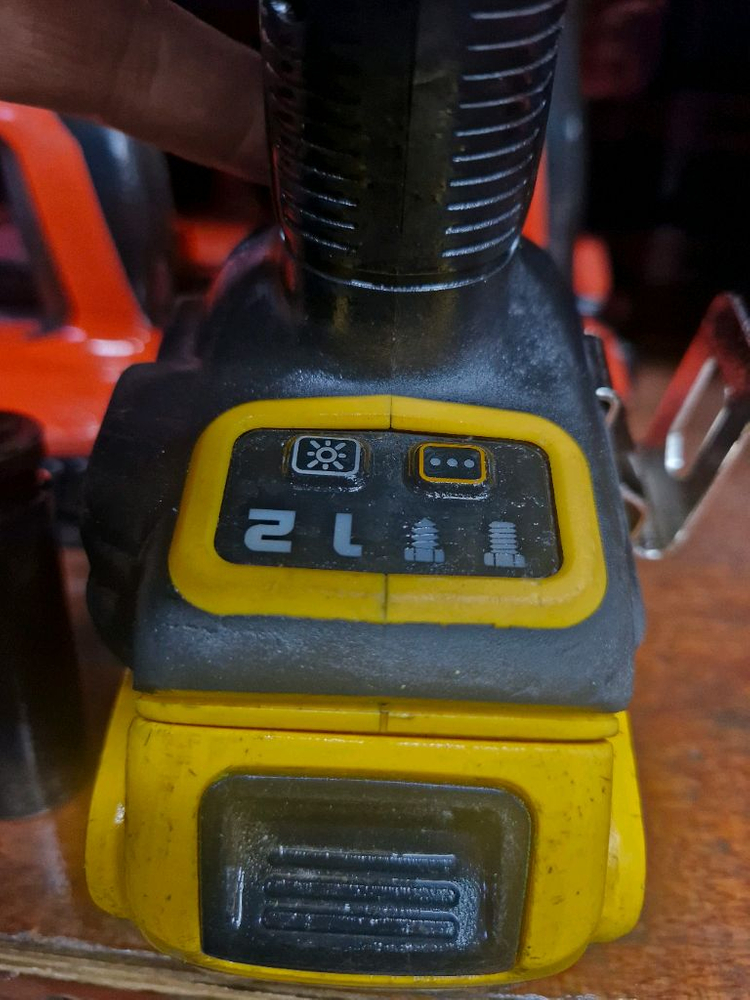 [정품]디월트충전임팩렌치 DCF922 미드토크 속도조절 배터리포함 A급--2