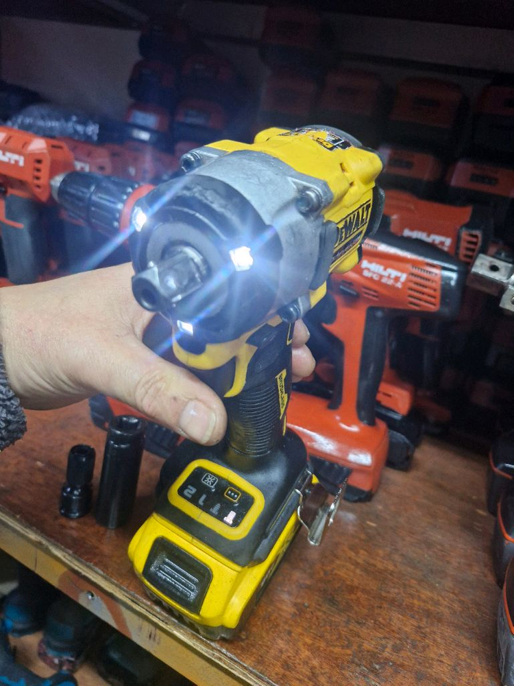 [정품]디월트충전임팩렌치 DCF922 미드토크 속도조절 배터리포함 A급--8
