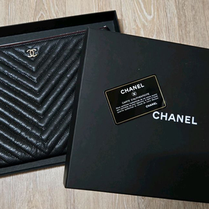 샤넬 쉐브론 미듐 클러치 (가격내림)