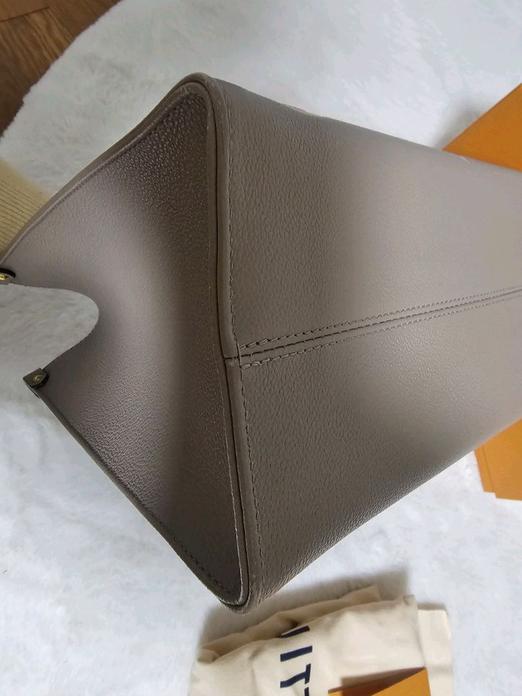 루이비통 온더고 mm 크렘색상--6