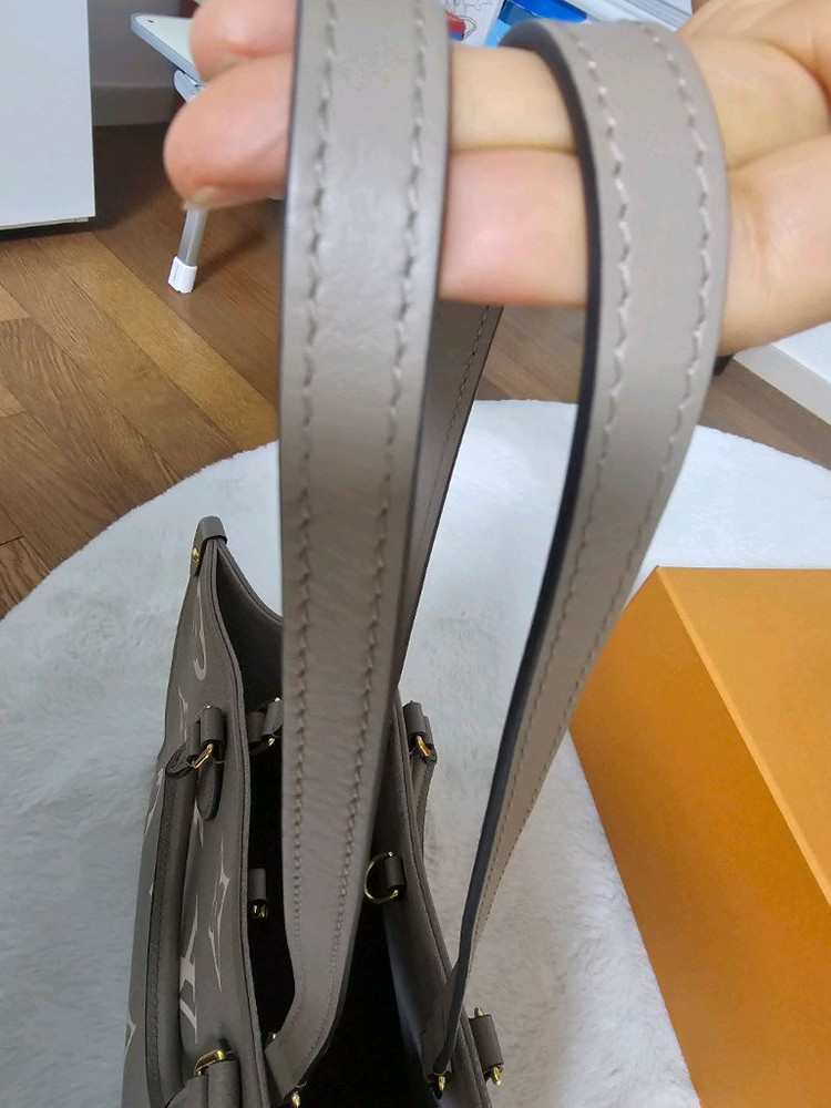 루이비통 온더고 mm 크렘색상--9