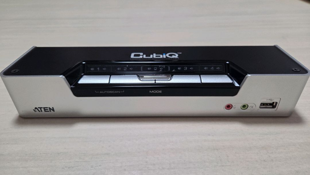 4포트 KVM 스위치 - ATEN CS1794--2