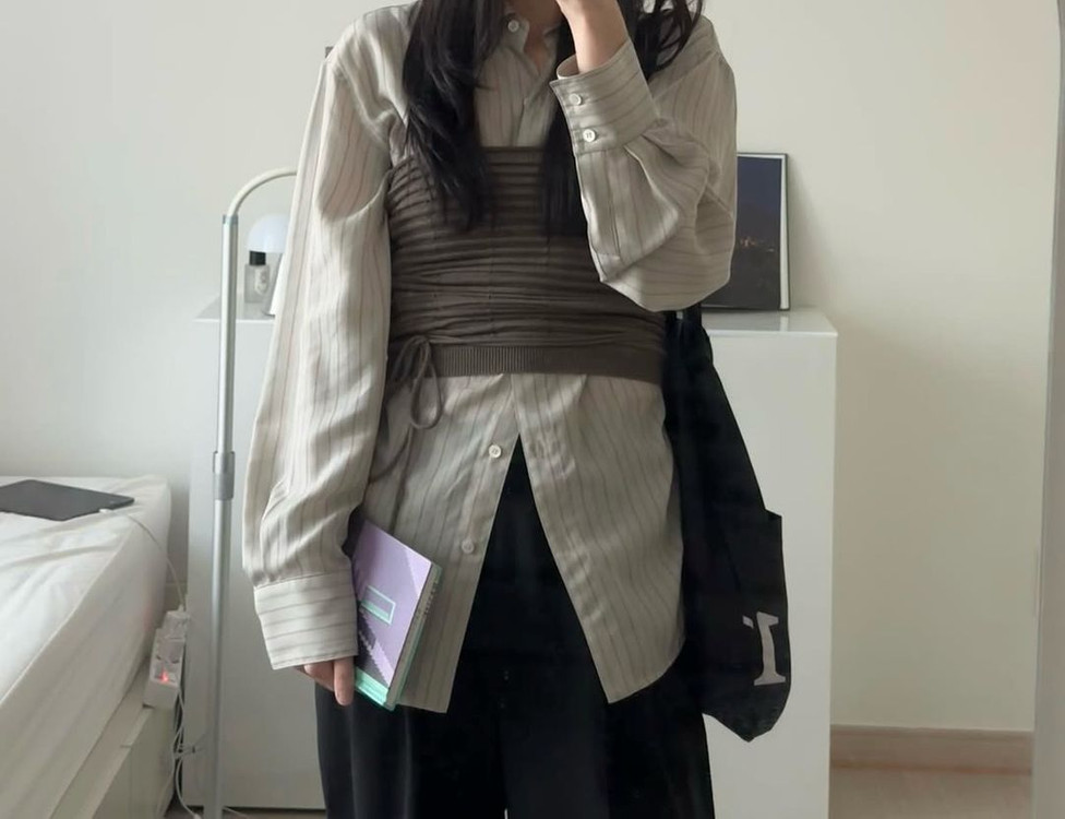 정은채 착용 RRACE 레이스 스트라이프 셔츠 판매합니다. 이미지