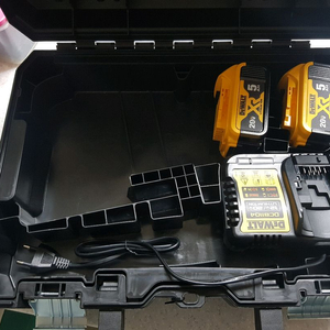디월트 배터리+ 충전기+케이스 이미지