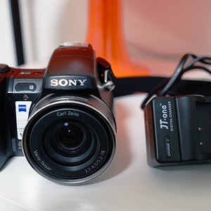 소니 하이엔드 사이버샷 DSC-H9 팝니다(신품호환베터리, 메모리스틱DUO 포함)