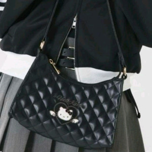 SPINNS 스핀즈 스핀스 헬로키티 퀼팅 가방 블랙 새상품 판매합니다.