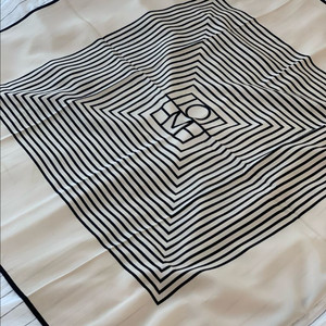 토템 실크 모노그램 스카프