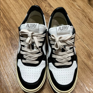 오트리 메달리스트 범고래 스니커즈 42 사이즈 이미지