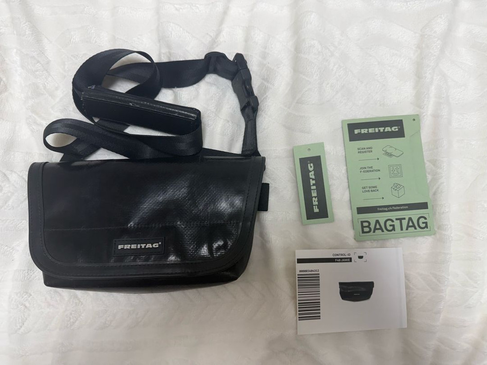 프라이탁 제이미 블랙 색상 메신저백--0