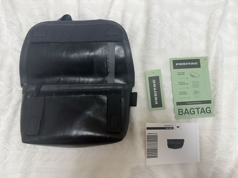 프라이탁 제이미 블랙 색상 메신저백--1