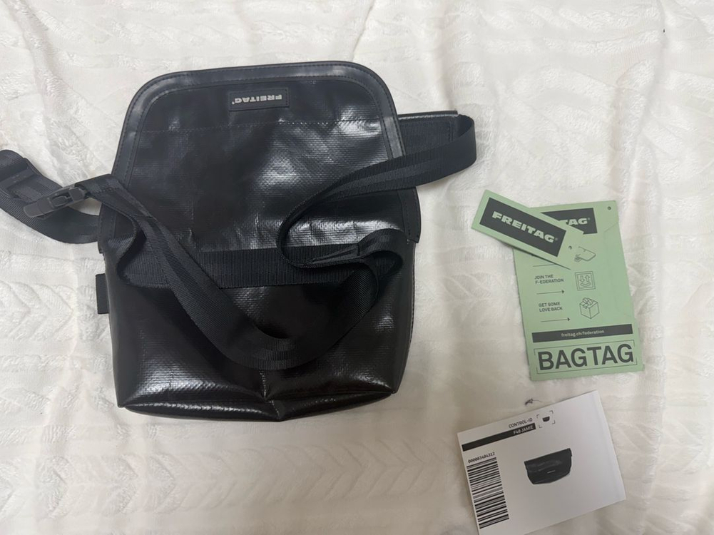 프라이탁 제이미 블랙 색상 메신저백--2