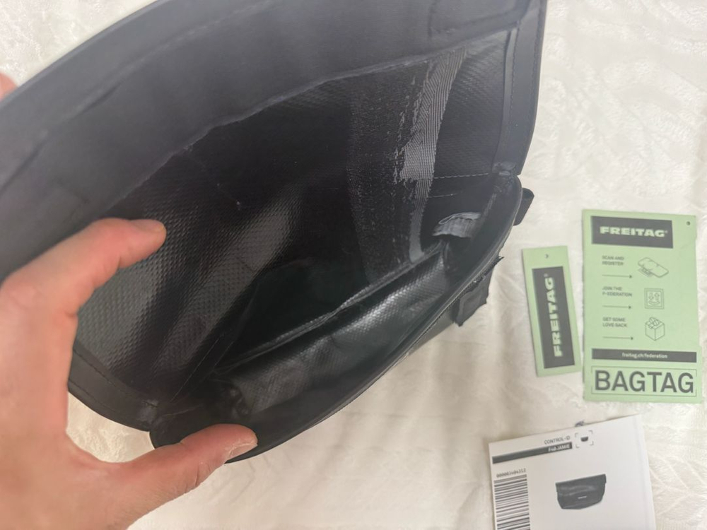 프라이탁 제이미 블랙 색상 메신저백--3