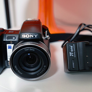 소니 하이엔드 사이버샷 DSC-H9 팝니다(신품호환베터리, 메모리스틱DUO 포함)