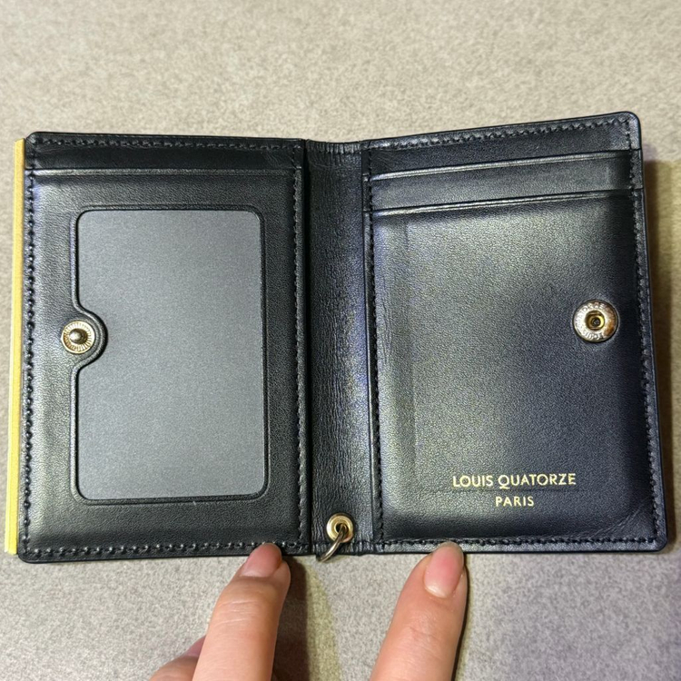 루이까또즈 지갑 판매합니다--1