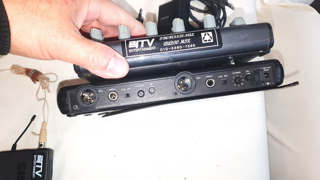 슈어 무선 마이크 SVX 88 X7 PG58 핸드2채널 바디팩 2패널 베링거 믹서 6채널 세트 ->가격다운--4