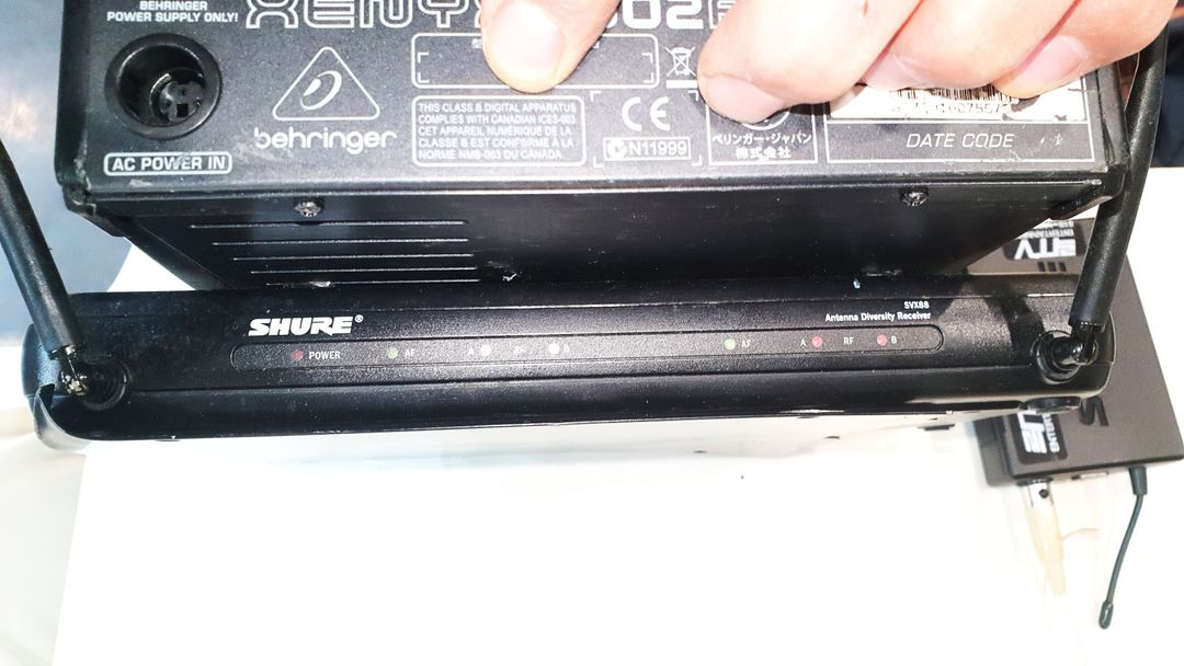 슈어 무선 마이크 SVX 88 X7 PG58 핸드2채널 바디팩 2패널 베링거 믹서 6채널 세트 ->가격다운--5