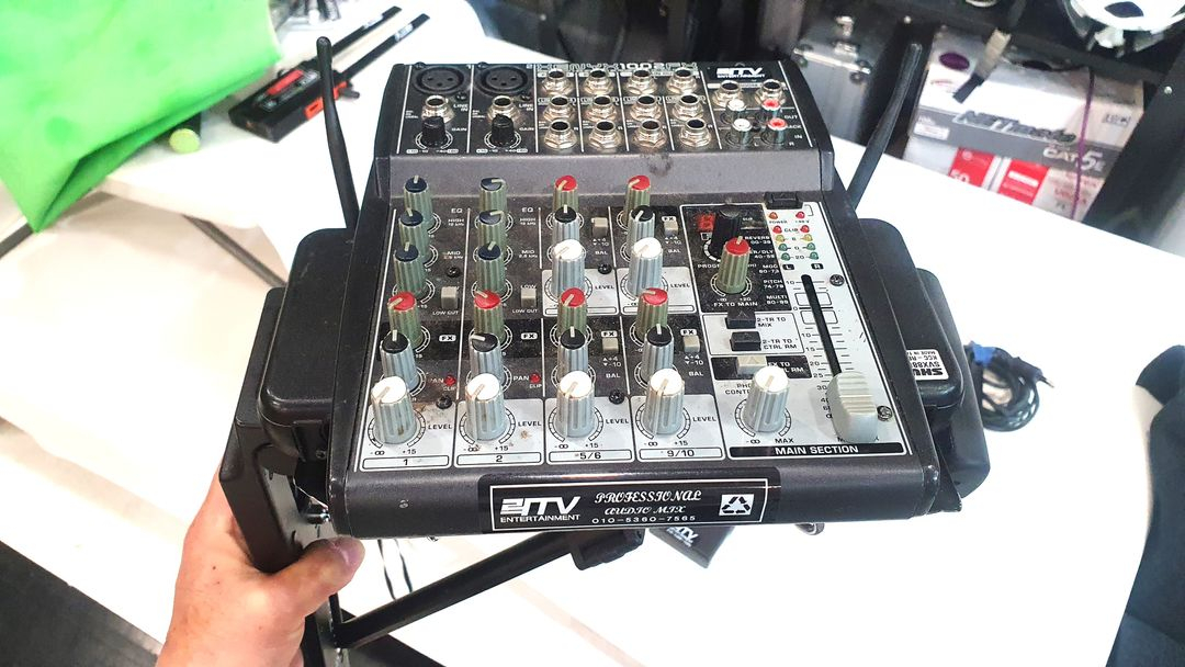 슈어 무선 마이크 SVX 88 X7 PG58 핸드2채널 바디팩 2패널 베링거 믹서 6채널 세트 ->가격다운--9