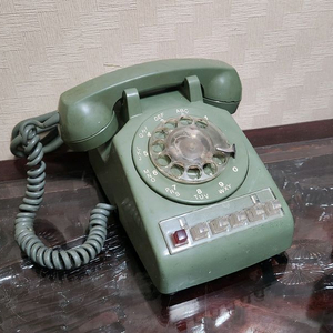 영국산 빈티지 다이얼 전화기 이미지