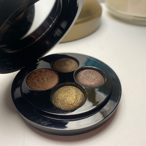 맥(MAC)의 고급스러운 카키/골드 조합 4구 팔레트