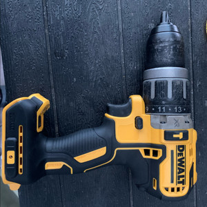 디월트 전동드릴 dcd796 본체만