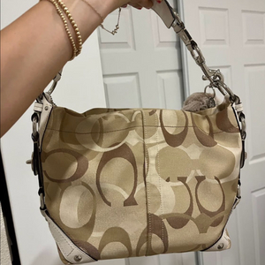 코치 캘리 시그니처 숄더백 베이지 M0726-11960