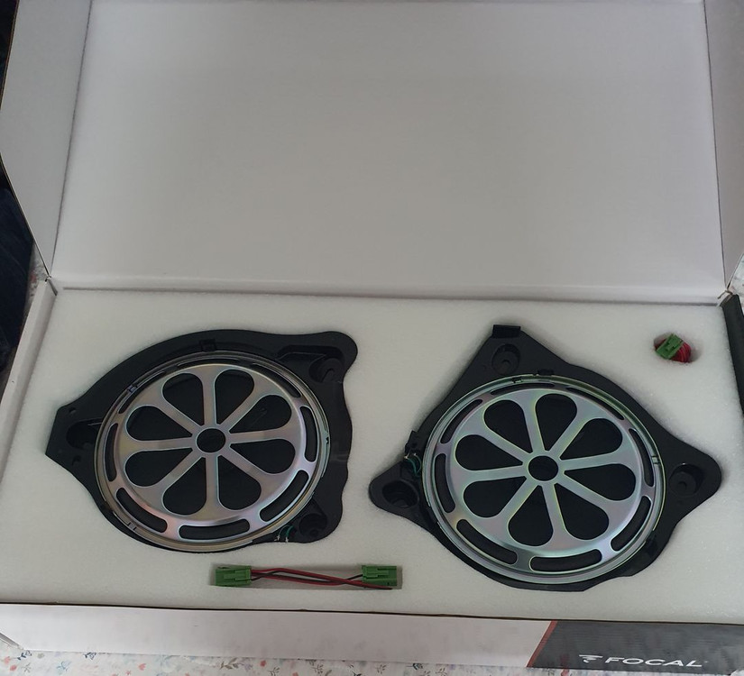 포칼 벤츠전용 시트바닥 서브우퍼 세트 FOCAL INSIDE ISUB MBZ 2 이미지