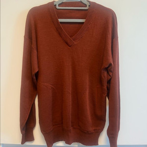 미국에서 구매한 브이넥 벽돌색 니트