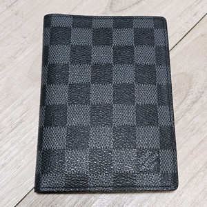 루이비통 다미에 그라파이트 캔버스 여권지갑 2.5만에 팝니다.