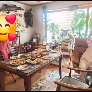 원목 탁자 이미지
